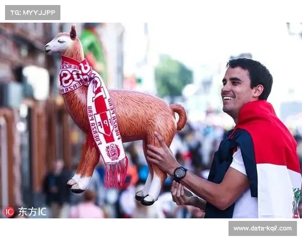 利马纪念碑球场气氛热烈,八万球迷现场观战 利马纪念碑球场气氛热烈,八万球迷现场观战